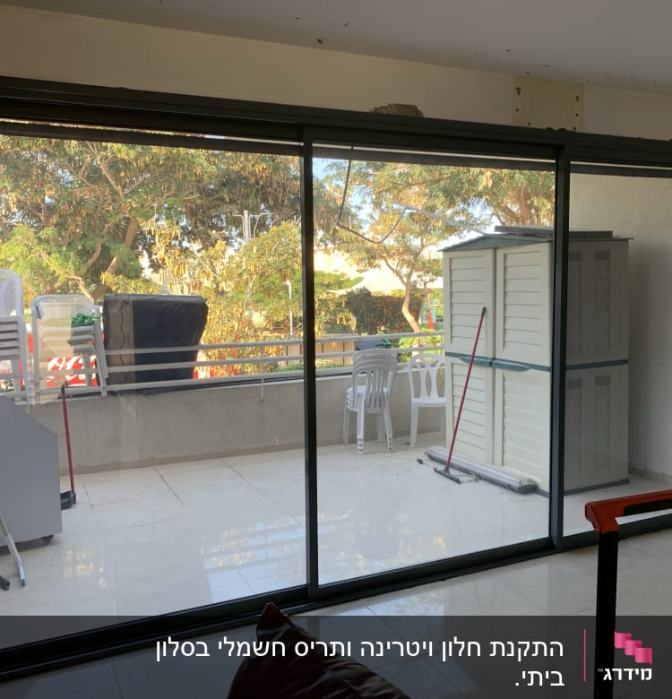 חלון אלומיניום גדול עם מסגרת כהה